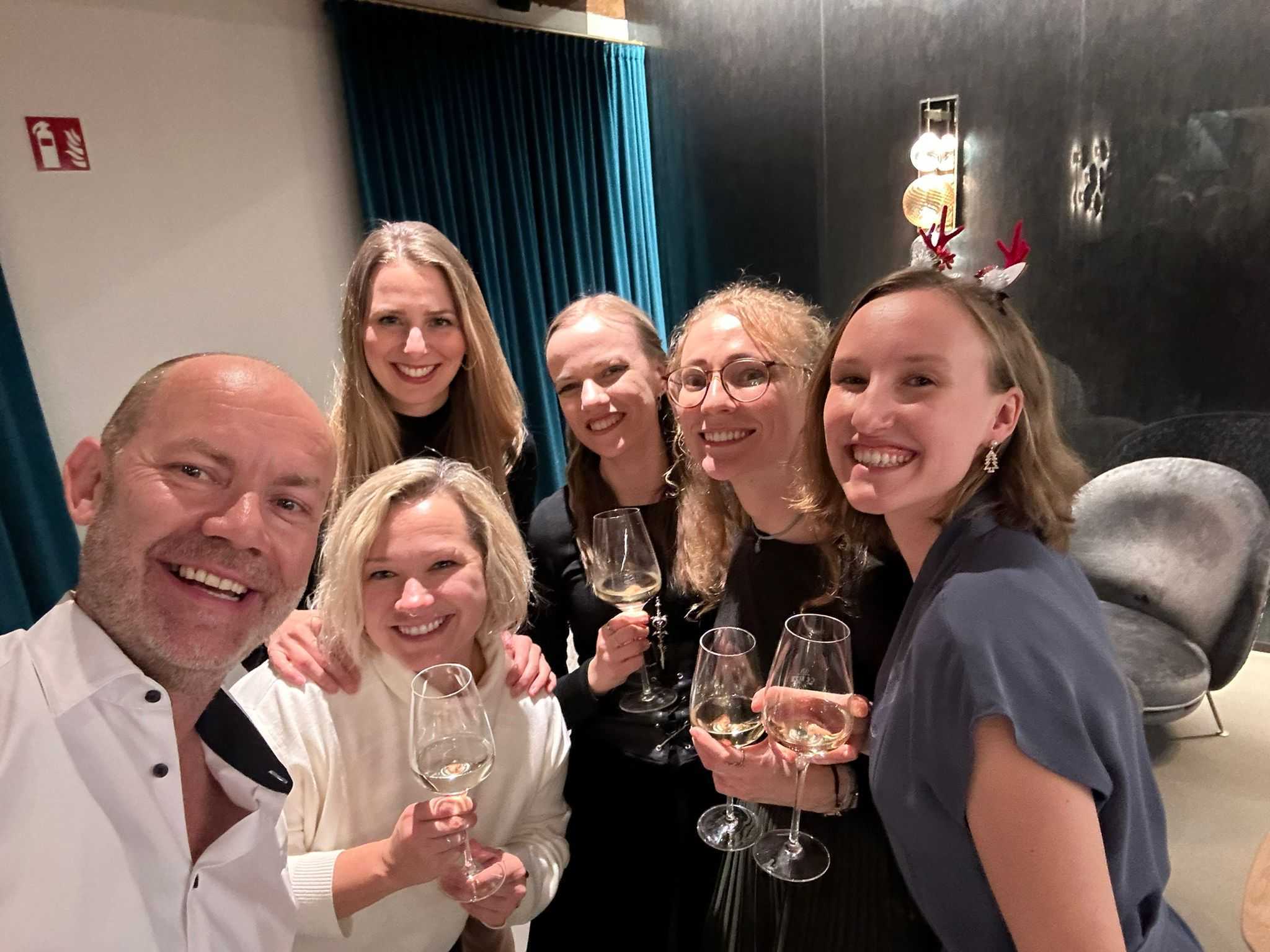 Teambild von twentyfourtalents – Experten für effiziente Recruiting-Prozesse Aktion Feiern darf auch mal sein oder