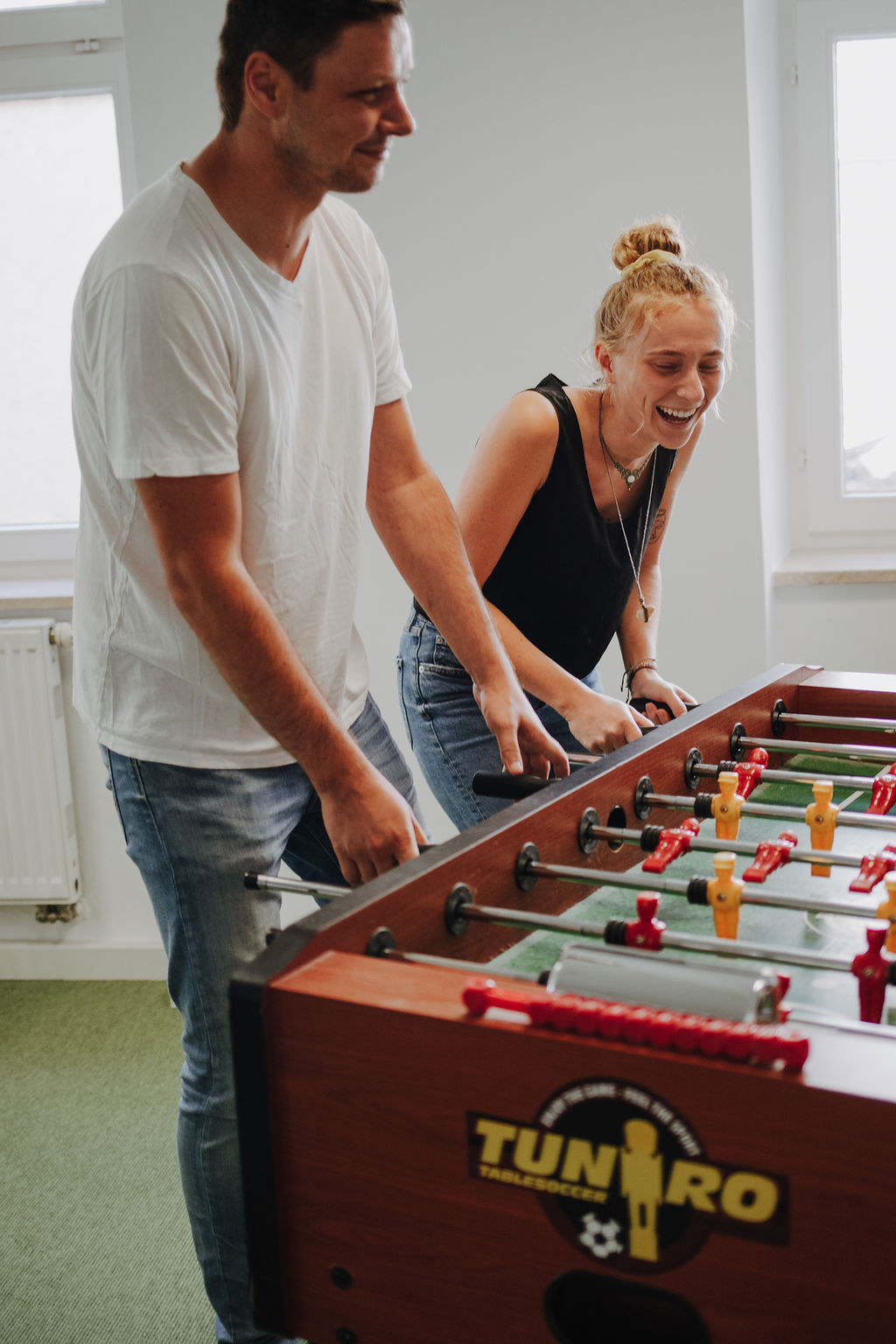 Teambild von twentyfourtalents – Experten für effiziente Recruiting-Prozesse Aktion am Kicker Tisch