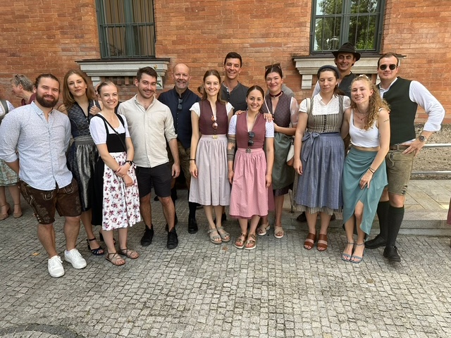 Teambild von twentyfourtalents – Experten für effiziente Recruiting-Prozesse Aktion Wiesn Tracht ja is schon wieder Wiesn