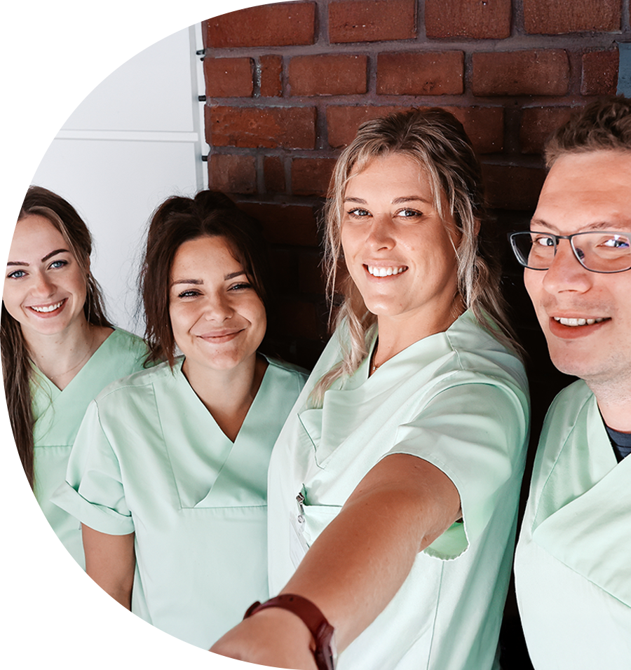 Der Klinikverbund in Oberbayern (kbo) Referenzkunde von twentyfourtalents Bild eines Teams von Pflegern die ein Selfie machen