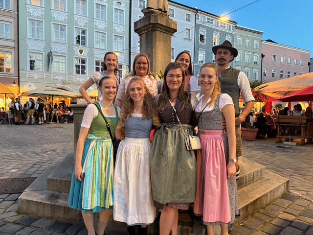 Teambild von twentyfourtalents – Experten für effiziente Recruiting-Prozesse Aktion Wiesn Tracht