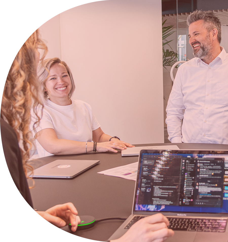 Referenz Social Media Video Kampagne für Gesundheitswelt Chiemgau auf Smartphone Screens – Recruiting Ads und Employer Branding von twentyfourtalents