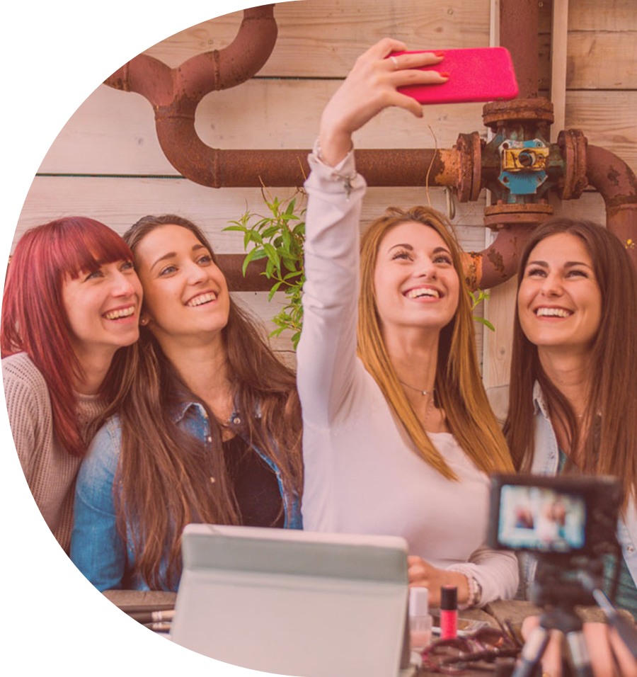 Fröhliches Team erstellt authentischen Social Media Content und Selfies für Employer Branding Kampagne – Content Creation von twentyfourtalents