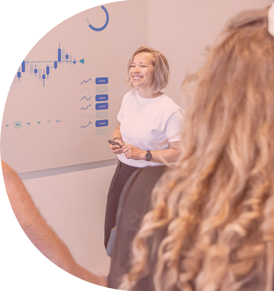 Glückliche Recruiterin am Laptop bei der digitalen Bearbeitung von Bewerbungen und Kommunikation mit Kandidaten – Candidate Experience mit blauem Overlay für Ansicht mobil