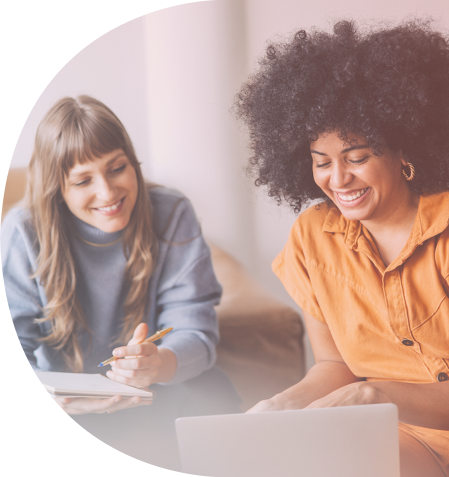 Team von twentyfourtalents im strategischen Meeting am Konferenztisch mit Bildschirmpräsentation – Headerbild Startseite Employer Branding Agentur Rosenheim mit blauem Overlay für Ansicht mobil