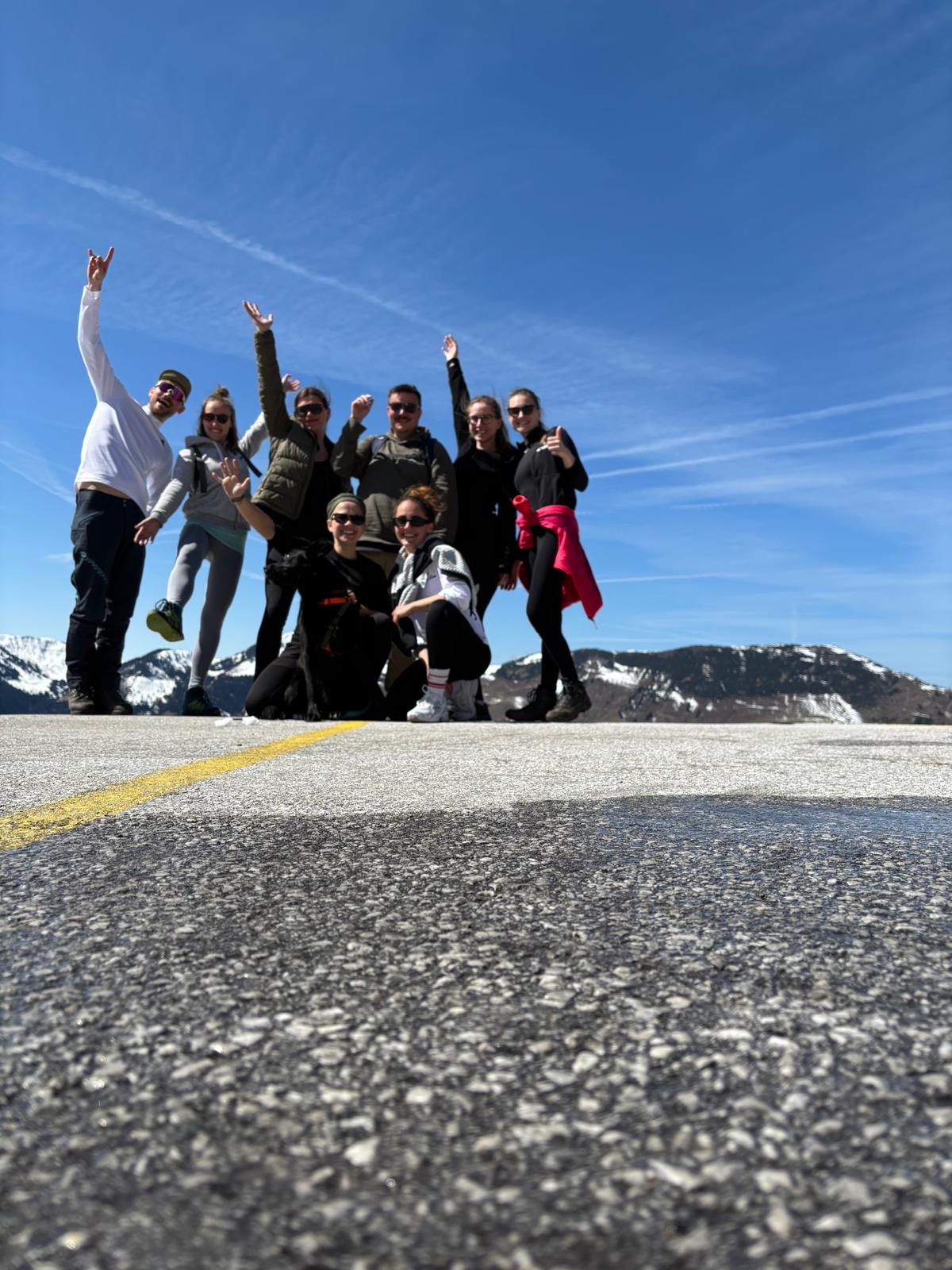 Teambild von twentyfourtalents – Experten für effiziente Recruiting-Prozesse Aktion draussen Berg geh zweites Bild low Angle und Sonnenschein