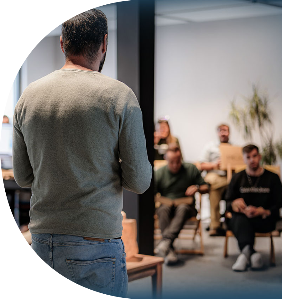 Teambild Meeting Besprechung Zukunft im HR Marketing effiziente Recruiting-Prozesse twentyfourtalents